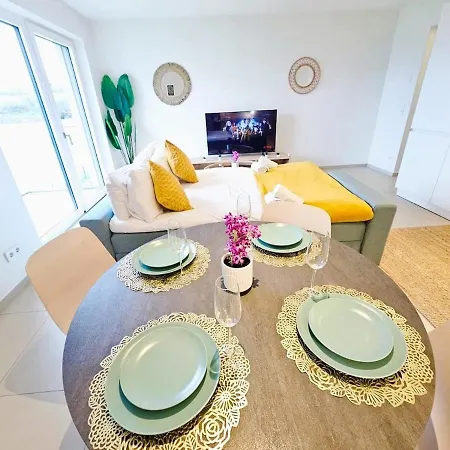 Apartman Sunny W Terrace&parking Spaces