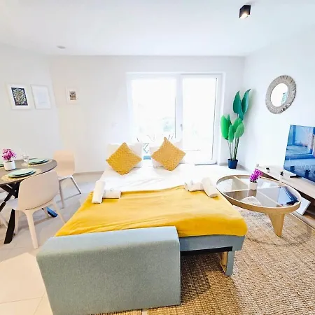 Apartman Sunny W Terrace&parking Spaces